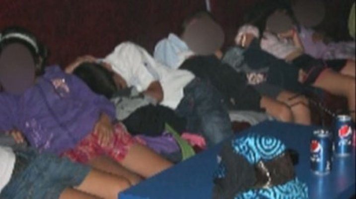 Imagini şocante din Costineşti: Elevii dorm pe canapele în club, profesorii dansează lângă ei - vezi video!
